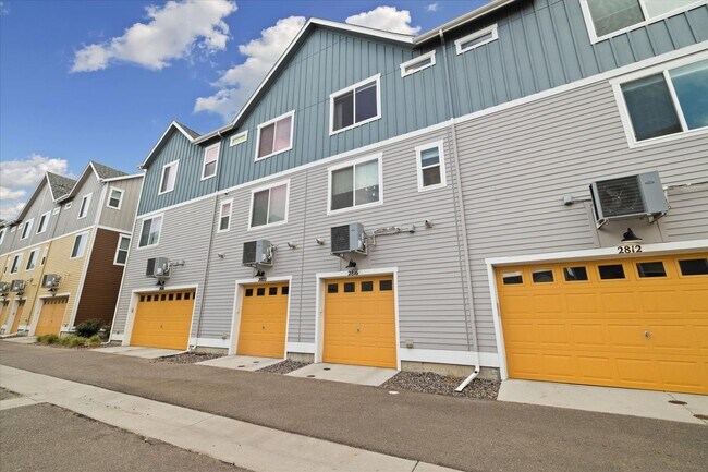 Building Photo - Beautiful, updated 3 bedroom townhome!