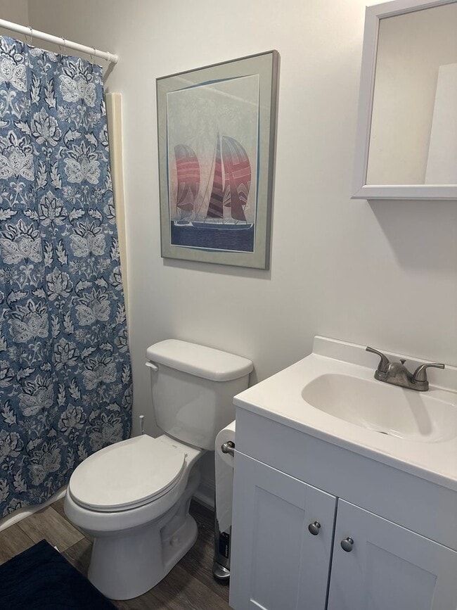 Building Photo - Fully furnished condo minutes from the beach!