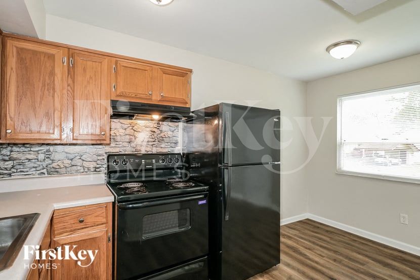 Building Photo - 455 Down Hill Dr