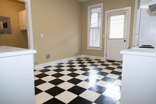 Building Photo - Spacious 2 Bedroom Walkable to Downtown