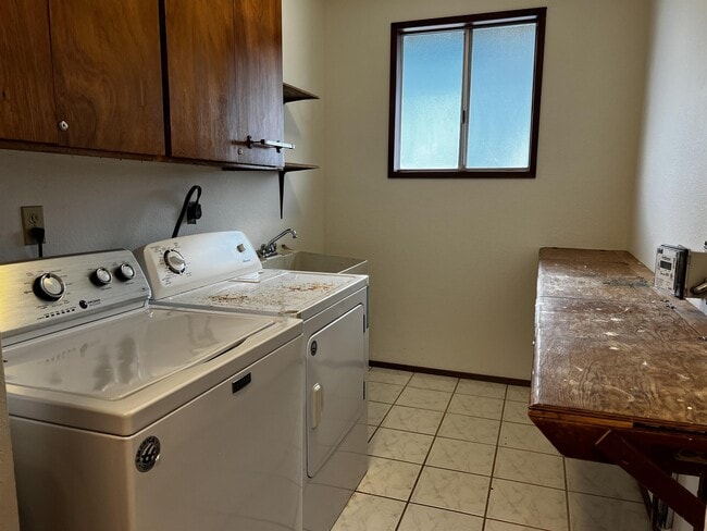 Building Photo - 25-209-209 Hana St