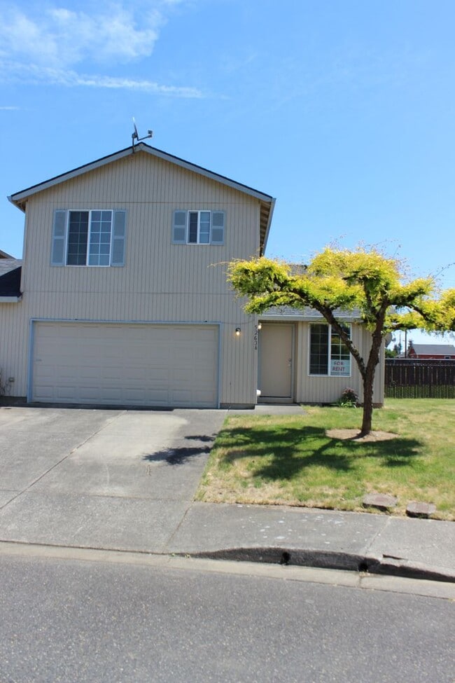 Building Photo - 4 bedroom, 2.5 bath home in quiet Scappoose neighborhood