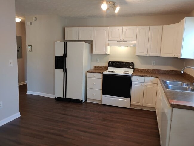 Building Photo - Spacious 2Bd/2Ba Duplex - Move-In Ready!