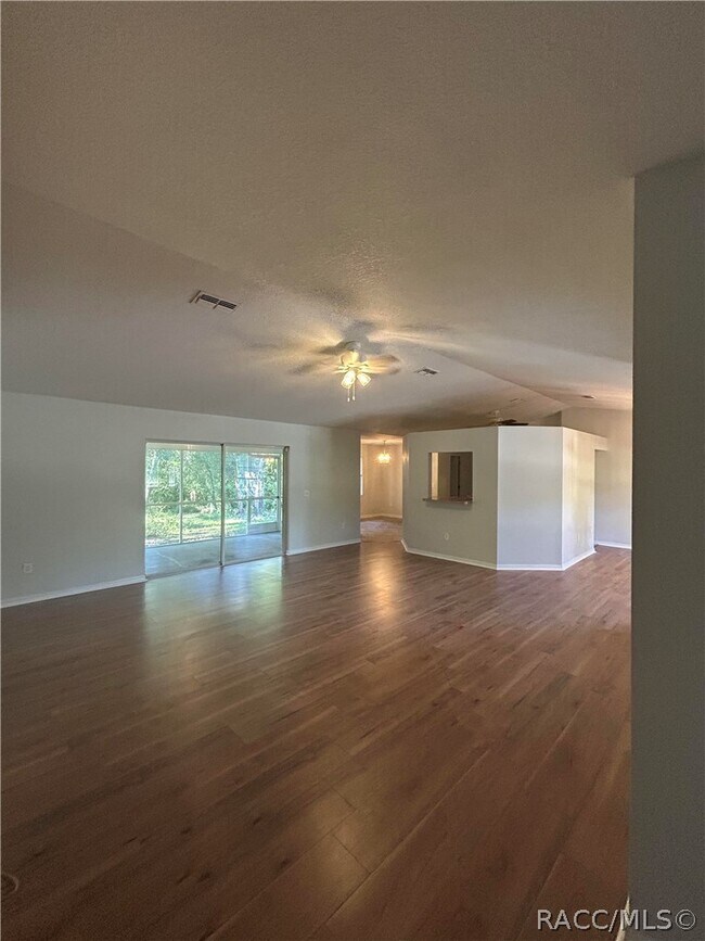 Building Photo - 3075 E Crown Dr