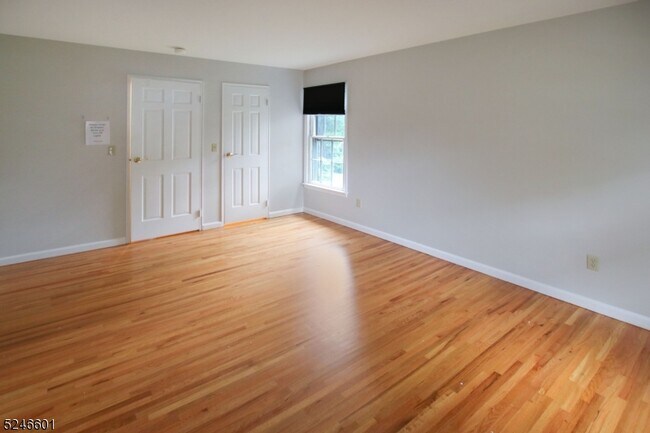 Building Photo - 84 Sweet Briar Dr