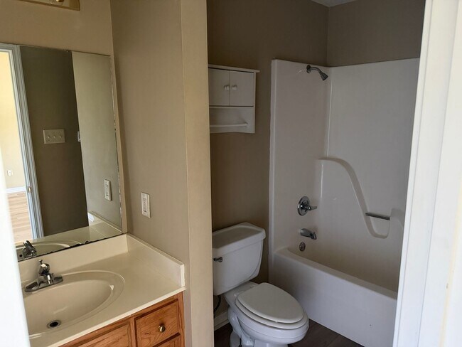 Building Photo - 2 Bed 1 Bath Duplex