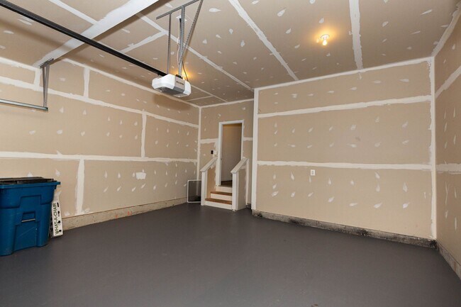 Building Photo - 5 Bed, 4.5 Bath Single Family Home in Step...