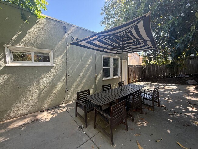 Building Photo - THREE BEDROOM / TWO BATH HOME IN NICE NEIG...