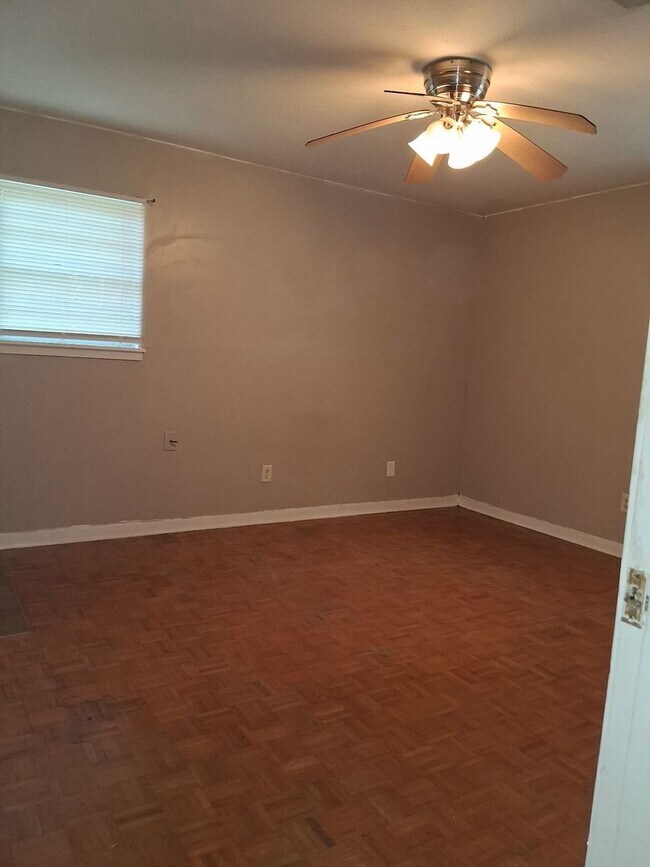 Building Photo - 1215 Garden Park Dr