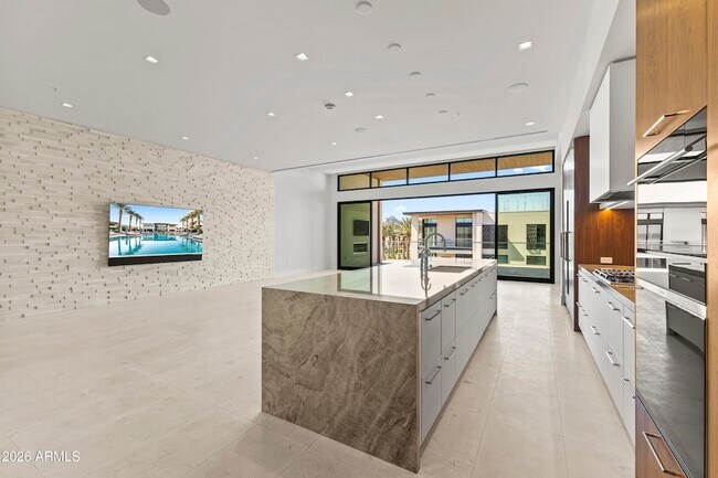 Building Photo - 6587 N Palmeraie Blvd