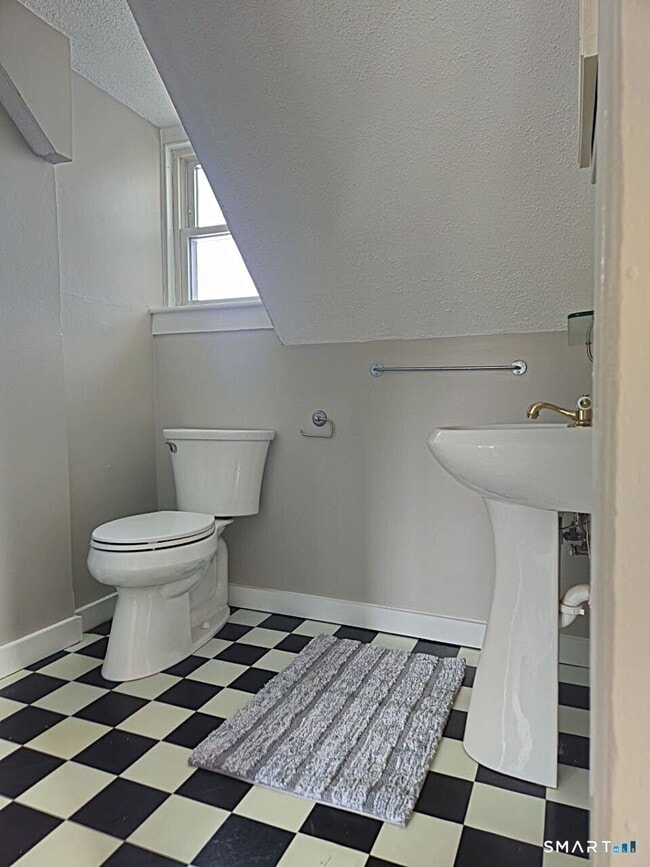 Building Photo - 21 Sigourney St