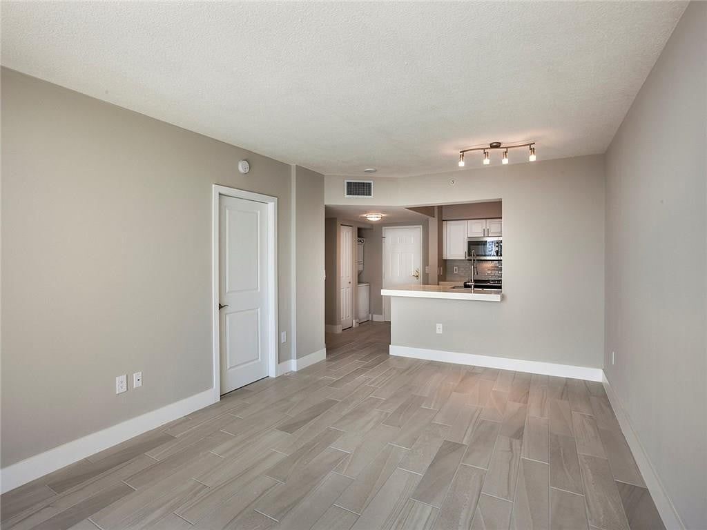 Building Photo - 1040 Seminole Dr