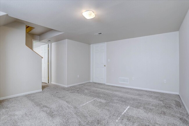 Building Photo - End-Unit 3bed/2.5bath/1-car garage in Long...