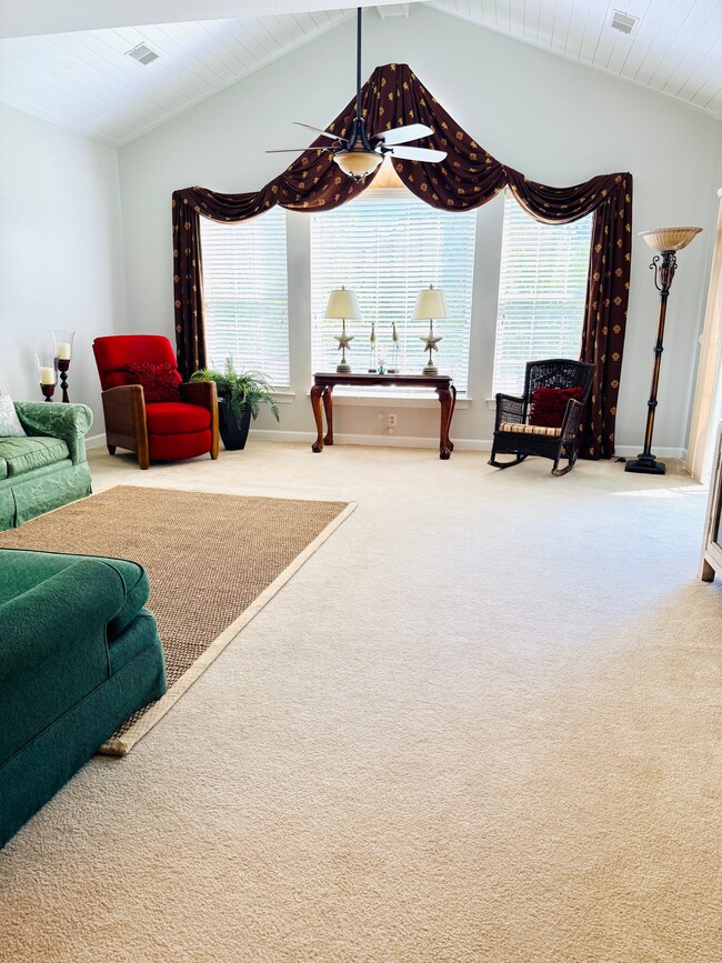 Building Photo - 1371 Hopton Cir