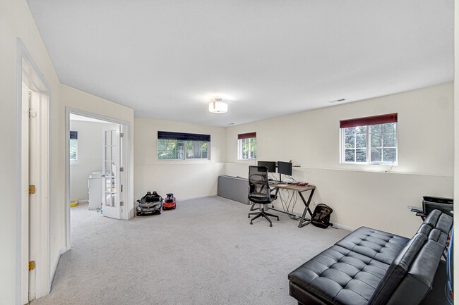 Building Photo - 2528 Dunraven Ave