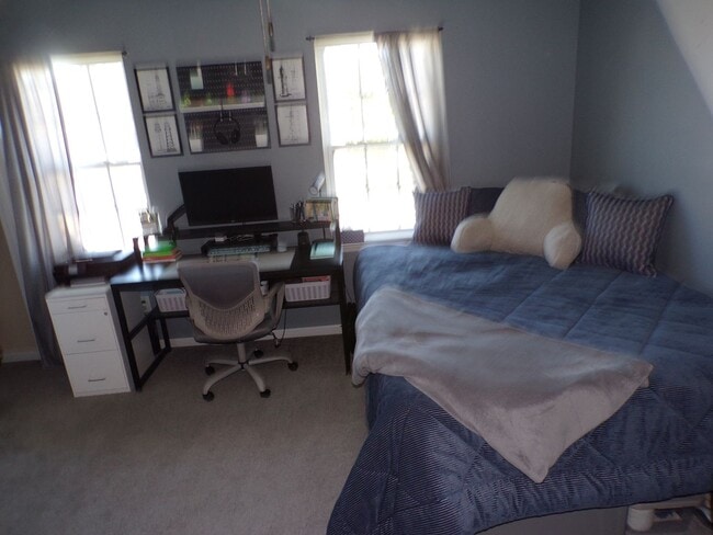 Building Photo - Two Bedroom Two and half Bathrooms Townhome!