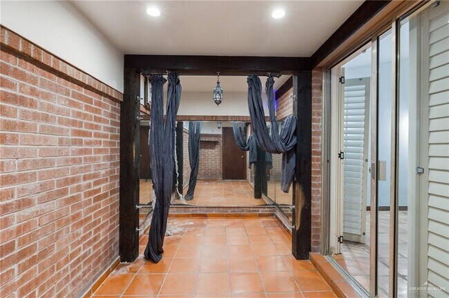 Building Photo - 15 W Dallas Ave