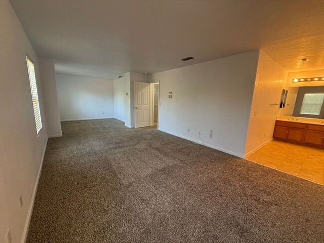 Building Photo - Beautiful Large 4 Bedroom 2.5 Bath Home