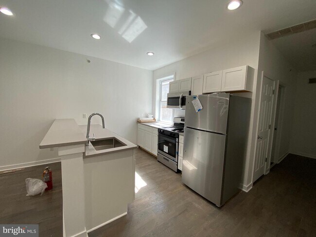 Building Photo - 528 N 34th St