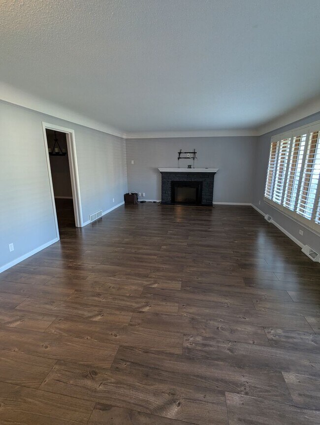 Building Photo - Charming & Spacious Home in the Heart of R...
