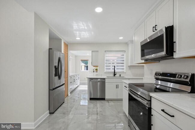 Building Photo - 6206 Hillview Ave