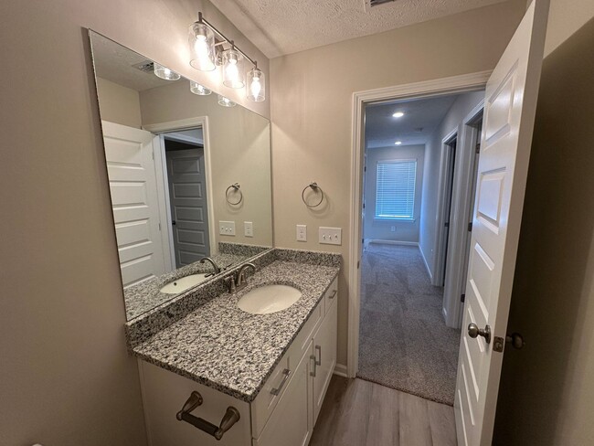 Building Photo - BRAND NEW Beautiful 3 Bed 2.5 Bath Townhou...