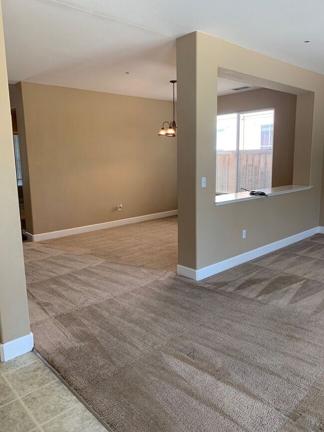 Building Photo - 4BR/3BA Single Family House - Brentwood