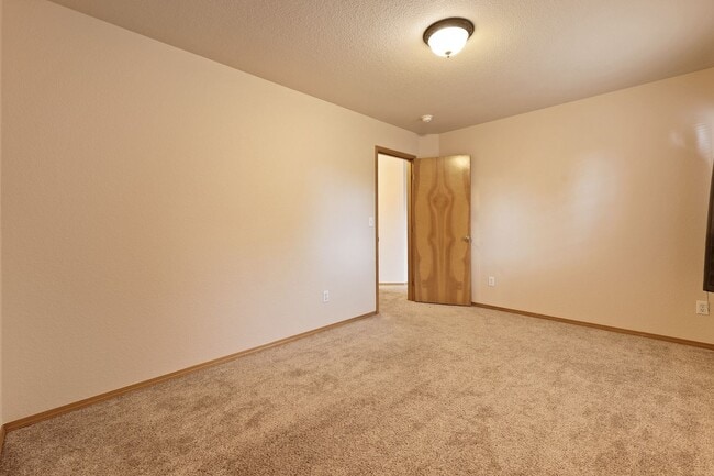 Building Photo - Move in ready now! 4 bedrooms in Lacey - North Thurston School district.