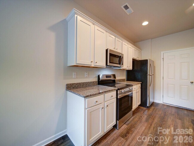 Building Photo - 916 S Battleground Ave