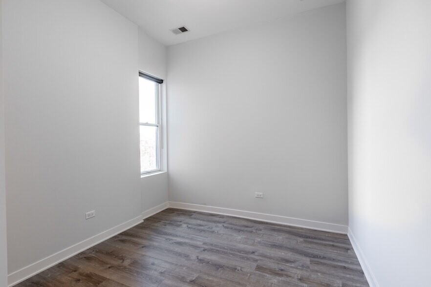 Building Photo - 2250 W Lawrence Ave