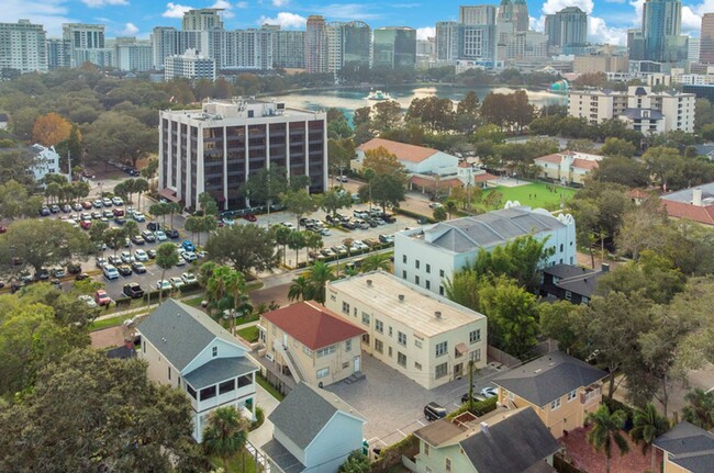 Building Photo - Villas of Lake Eola Condo