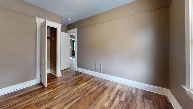 Building Photo - 4104 Clybourne