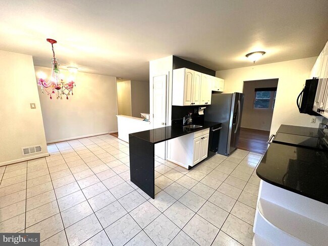 Building Photo - 5 Charen Ct