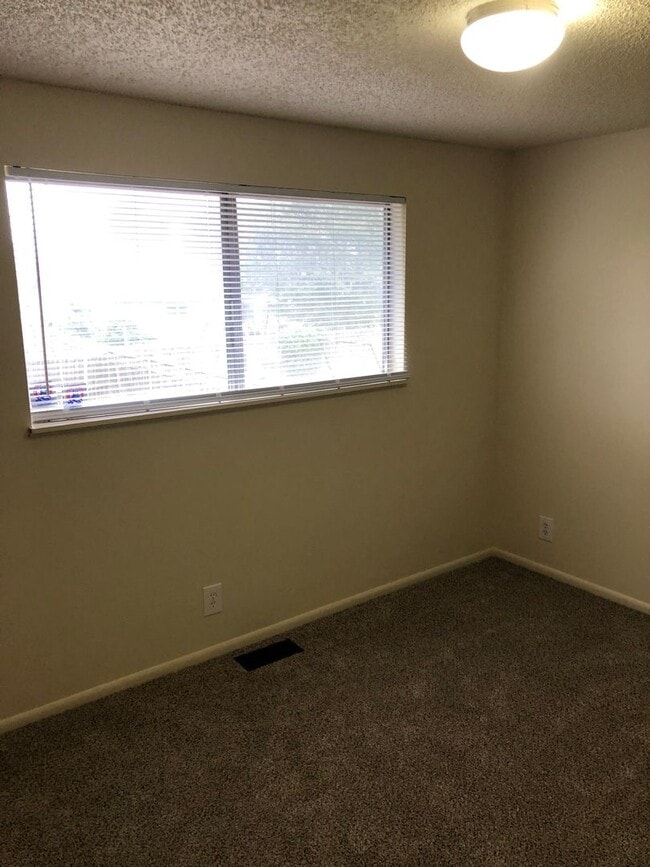 Building Photo - Large 3 Bed, 2 Bath Split Level Home in Newberg- Landscaping Included