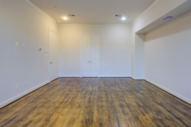 Building Photo - 9627 Fannin Station W