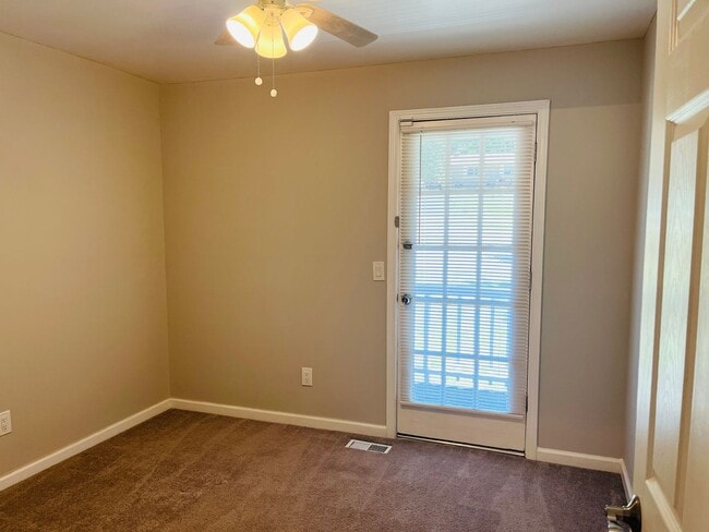 Building Photo - Beautiful 3 bedroom, 3 bathroom with large...