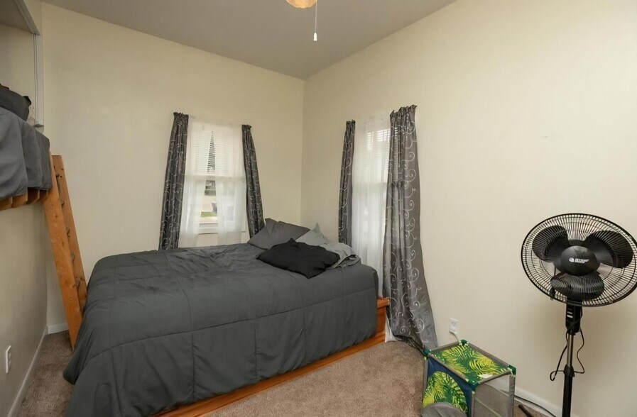 Building Photo - 611 4th Ave NW