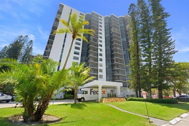 Building Photo - 20100 W Country Club Dr