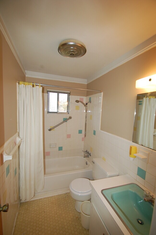 Building Photo - NLR 3 Bedroom