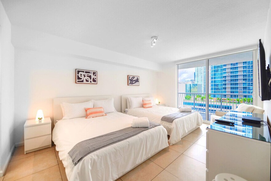 Building Photo - 1200 Brickell Bay Dr