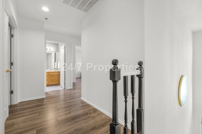 Building Photo - Inviting 3 BD | 2.5 BA Home w/ Massive Bac...