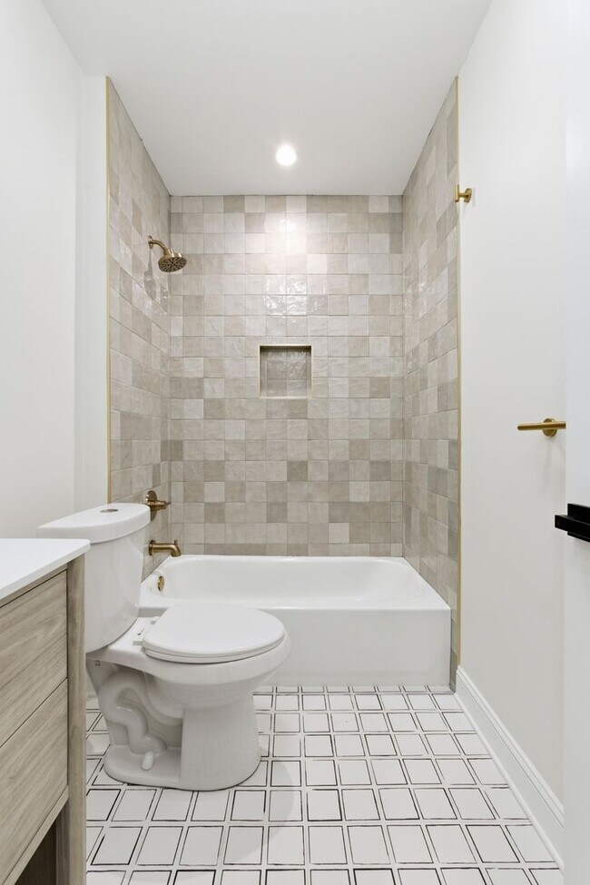 Building Photo - 2926 W Oxford St