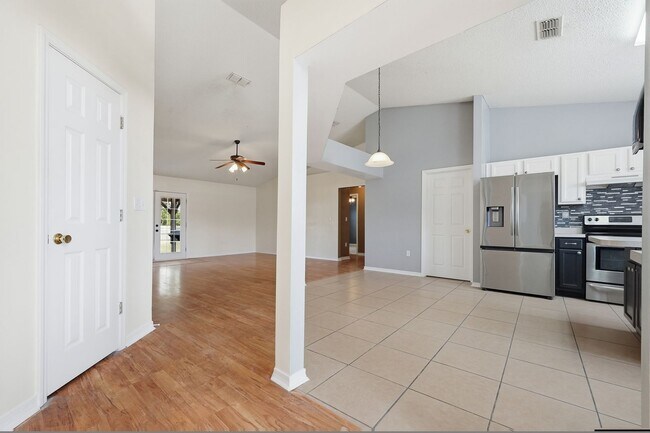 Building Photo - 3 Bedroom in Central Crestview!