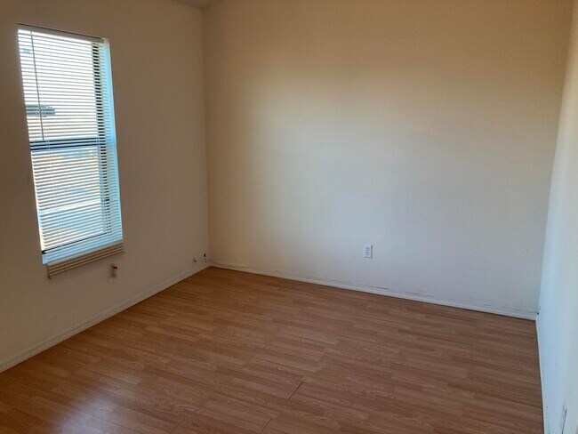 Building Photo - 1654 Exeter Dr