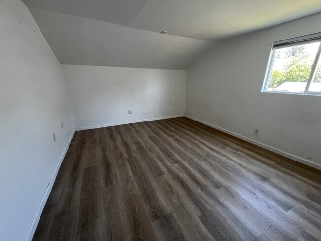 Building Photo - 311 E Lauff Ave