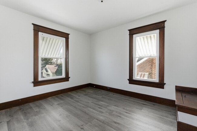 Building Photo - 223 Elmhurst Rd