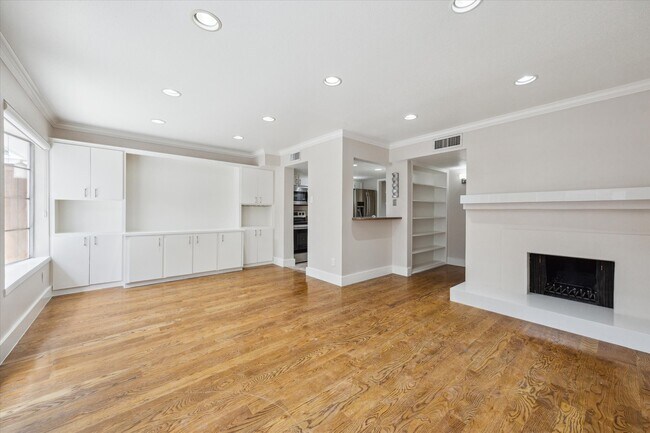 Building Photo - 8978 Chatsworth Dr