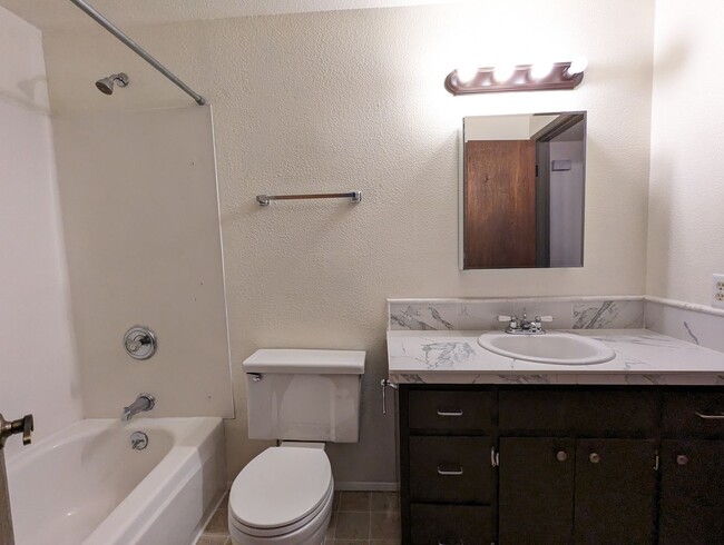 Building Photo - Fantastic 2-Bedroom, 1-Bath Home In E. Ama...