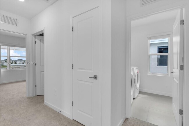 Building Photo - 615 NE 1st Ave