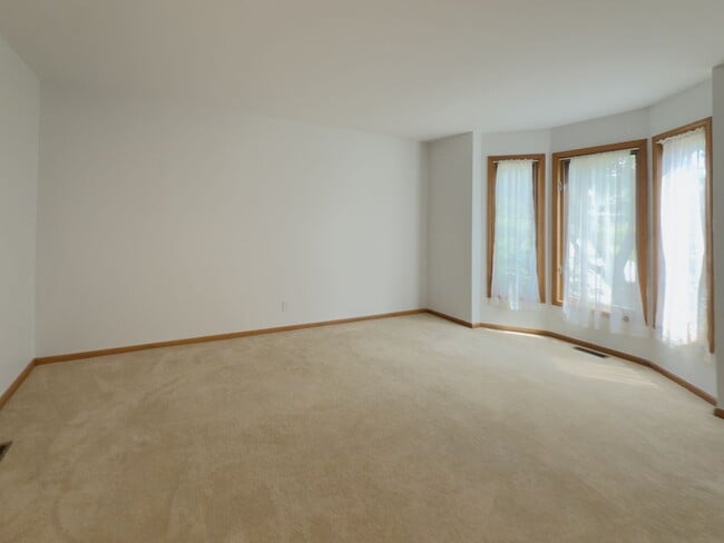 Building Photo - Exceptional Lease Offering in Novi Schools!